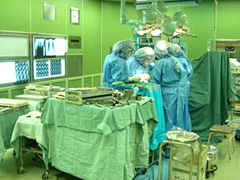 最小侵襲(MIS)による人工股関節置換術の手術風景